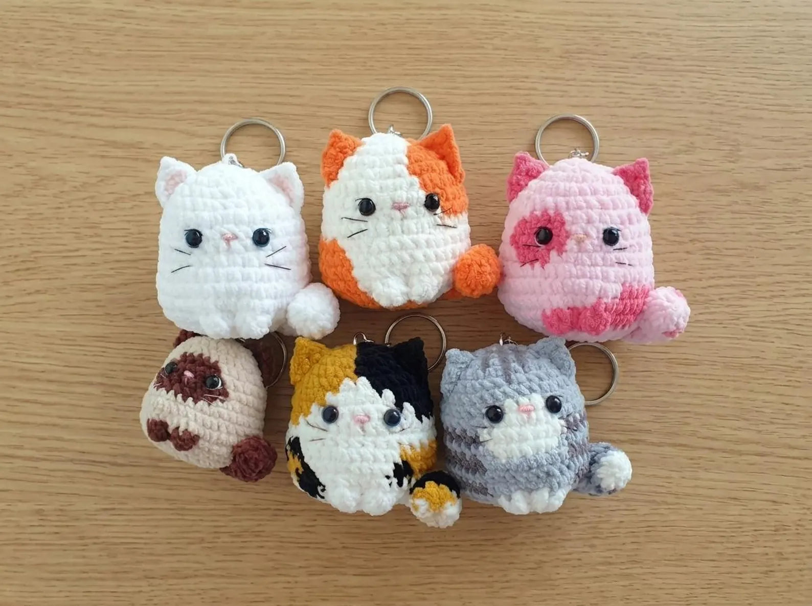 Llaveros de gatitos tejidos a mano
